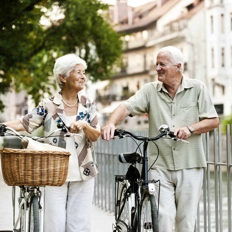 seniors avec vélos en ville